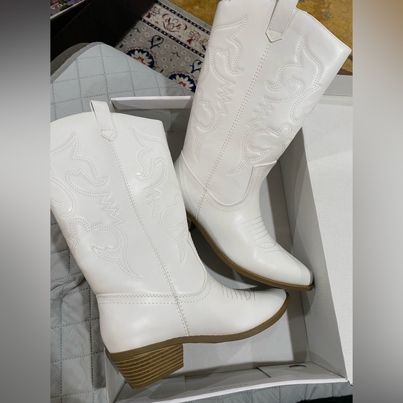 White Western Cowboy Boots like new with box - Picture 2 of 7